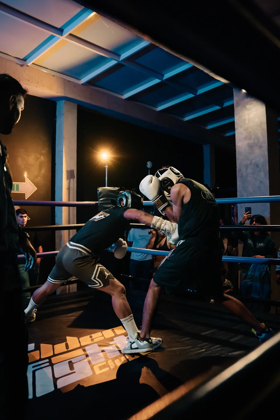 Dos boxeadores intercambiando golpes en el ring